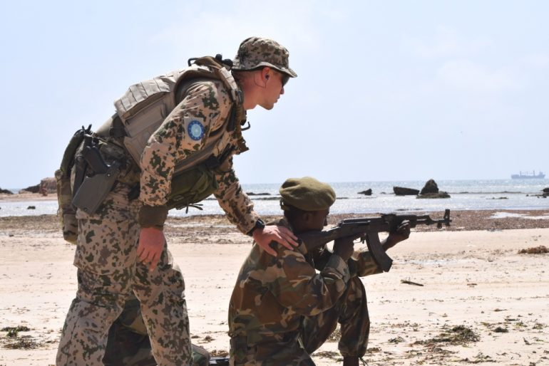 somali-national-army-officers-participate-in-live-shooting-range-under